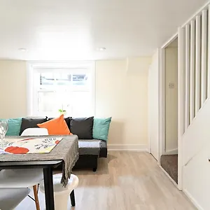 Homey Downtown Two Bedroom Townhouse Near Sea Front, Up To 7 Guests Brighton